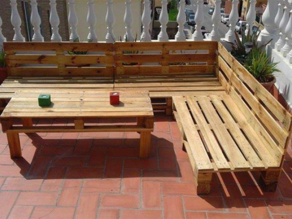 Pallet Gỗ Trang Trí Và Ứng Dụng Của Pallet Gỗ Trong Sản Xuất